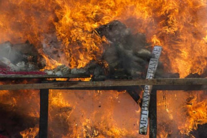 Cảnh sát đốt ma túy tại Yangon ngày 26-6 - Ảnh: AFP