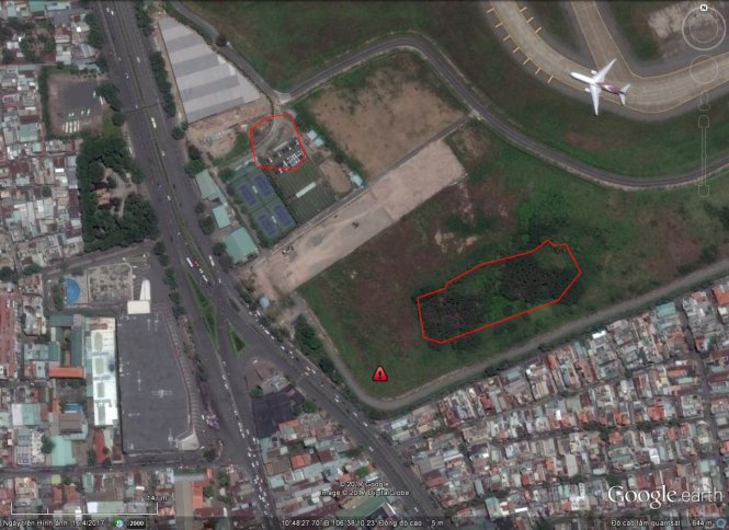 Vị trí hai ngôi mộ tập thể theo thông tin các cựu binh Mỹ cho biết. Trong ảnh: chụp qua Google , mộ chôn 181 thi thể bộ đội đã được cải táng năm 1995 (trái). Thông tin về huyệt mộ thứ 2 (phải) chưa được xác định.