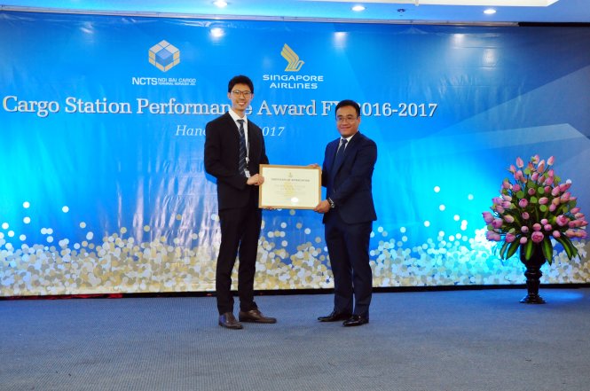 Ông Kaiji Yeo (trái) – Giám đốc Điều hành hãng Singapore Airlines tại Việt Nam khu vực miền Bắc trao giải thưởng cho Ông Nguyễn Xuân Phúc – Tổng Giám đốc công ty NCTS. Ảnh CTV