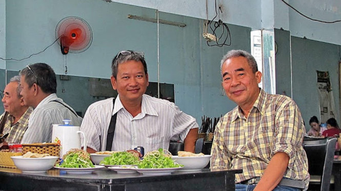 KTS Nguyễn Xuân Thắng (trái) và cựu chiến binh Chế Trung Hiếu tại Biên Hòa -
 Ảnh: MINH TÂM