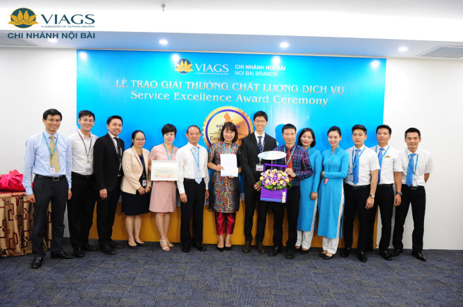 Tập thể lãnh đạo và CBNV công ty VIAGS nhận giải thưởng của Singapore Airlines . Ảnh CTV