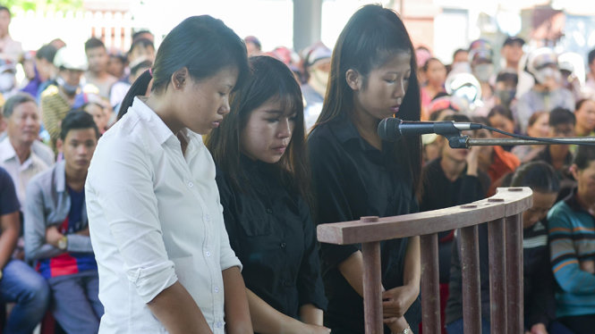Nhóm thiếu nữ gồm Trang (giữa) và Huyền, Dung tại tòa - Ảnh: TẤN LỰC