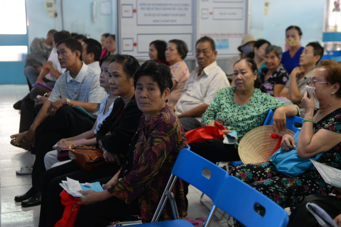 Người dân chờ lấy kết quả xét nghiệm tại Bệnh viện Q.Bình Thạnh, TP.HCM - Ảnh: HỮU KHOA