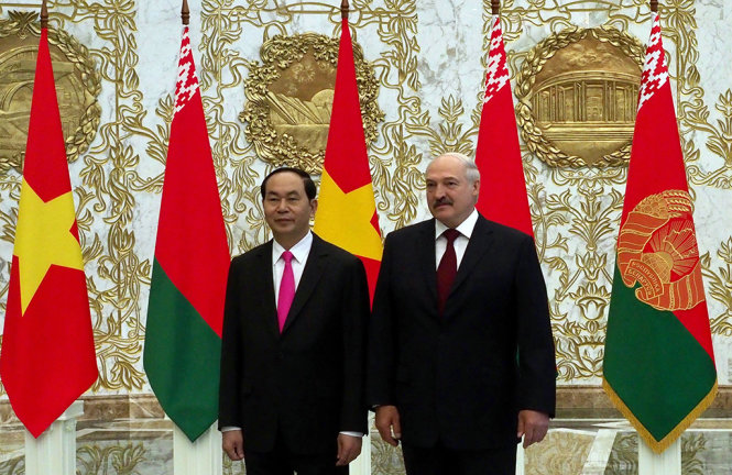 Chủ tịch nước Trần Đại Quang và Tổng thống  Lukashenko chụp hình lưu niệm tại Cung Độc Lập, thủ đô Minsk, Belarus sáng 26-6 - Ảnh: Q.TRUNG