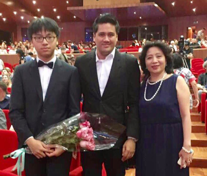 Quang Tiến cùng nghệ sĩ violin Bùi Công Duy và đại sứ Việt Nam tại Kazakhstan Đặng Thị Xuân Hiền - Ảnh: NVCC