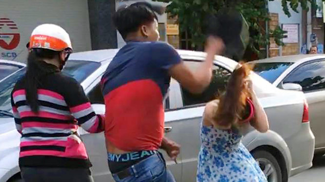 Nam thanh niên dùng mũ bảo hiểm đập mạnh vào đầu cô gái giữa phố - Ảnh cắt clip