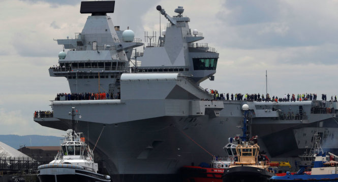 Tàu sân bay HMS Queen Elizabeth sau khi được hạ thủy ngày 26-6 - Ảnh: Reuters