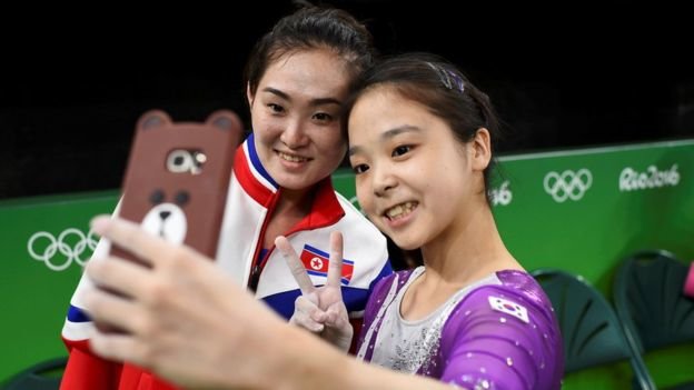 Bức ảnh hai vận động viên thể dục dụng cụ của Triều Tiên và Hàn Quốc chụp cùng nhau trong Olympic mùa Hè năm ngoái lan truyền nhanh chóng trên mạng - Ảnh: Reuters