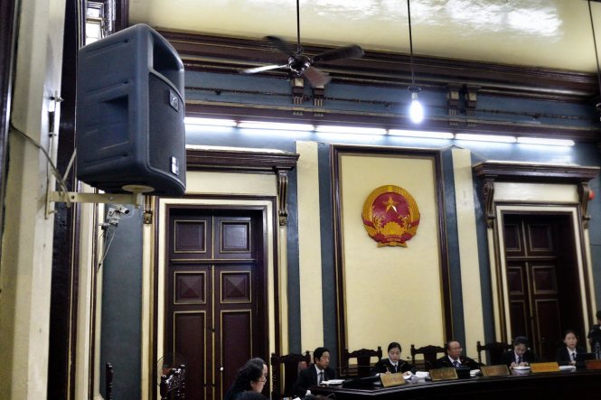 Mọi người dự phiên tòa chỉ nghe được giọng nhân chứng Mai Phương trả lời qua loa âm thanh gắn tại phòng xử - Ảnh: Hữu Khoa