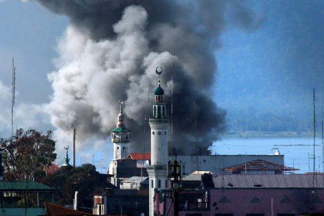 Máy bay quân đội Philippines tiếp tục không kích vào vị trí của phiến quân Maute trong ngày 27-6 - Ảnh: Reuters