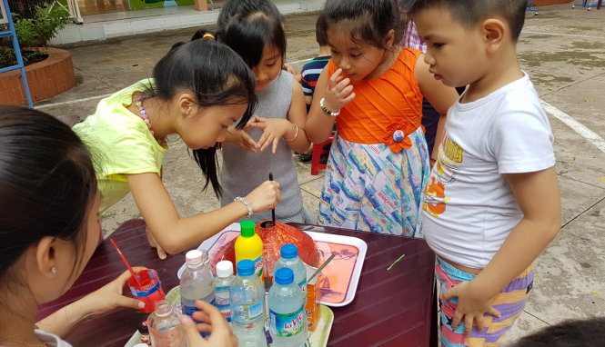 Học sinh Trường tiểu học Nguyễn Thái Học làm thí nghiệm 'Núi lửa phun trào' tại Ngày hội khoa học hè 2017 - Ảnh: H.HG.