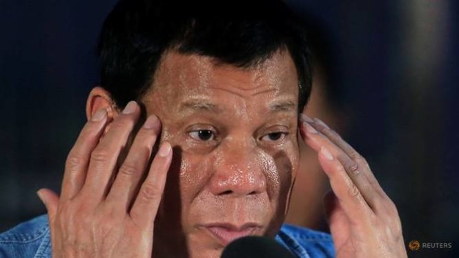 Tổng thống Philippines Rodrigo Duterte phát biểu trong chuyến thăm trường học tại thành phố Iligan ngày 20-6 - Ảnh: Reuters