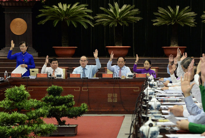 BCH Đảng bộ TP.HCM khoá X nhiệm kỳ 2015-2020 biểu quyết chương trình làm việc kỳ họp thứ 10, sáng 27-6 - Ảnh: TỰ TRUNG