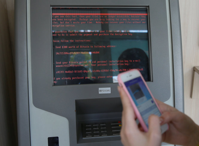 Thông báo đòi tiền chuộc hiện trên màn hình tại một điểm rút tiền của ngân hàng Oschadbank, Ukraine sau đợt tấn công - Ảnh: Reuters