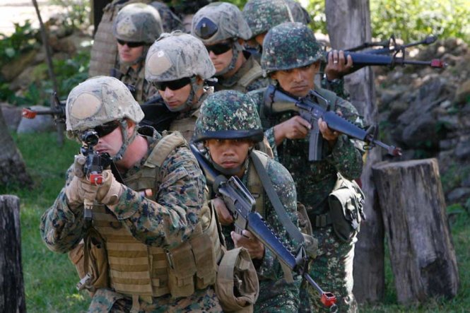 Binh sĩ Mỹ (trái) tham gia tập trận cùng binh sĩ Philippines - Ảnh: AFP