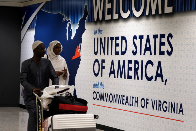 Người Hồi giáo vào Mỹ ở sân bay quốc tế Washington Dulles bang Virginia ngày 26-6 - Ảnh: Reuters