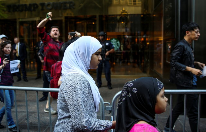 Một người Mỹ da trắng quá khích tỏ ý không hài lòng với người Hồi giáo ở trước tòa nhà Trump Tower tại khu Manhattan, TP New York ngày 26-6 - Ảnh: Reuters