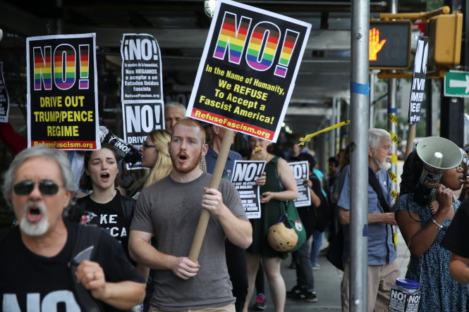 Người Mỹ phản đối quyết định của Tòa án Tối cao trong cuộc tuần hành ở khu Manhattan, thành phố New York, ngày 26-6 - Ảnh: Reuters
