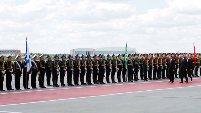 Chủ tịch nước Trần Đại Quang và Thứ trưởng Ngoại giao Nga V. I. Morgulov duyệt đội danh dự tại lễ đón chính thức ở sân bay quốc tế Vnukovo đầu giờ chiều 28-6 - Ảnh: QUỲNH TRUNG
