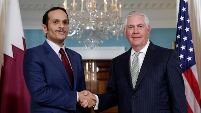 Ngoại trưởng Qatar, ông Mohammed bin Abdulrahman Al Thani, bắt tay ngoại trưởng Mỹ Rex Tillerson (phải) tại Washington, DC - Ảnh: Reuters