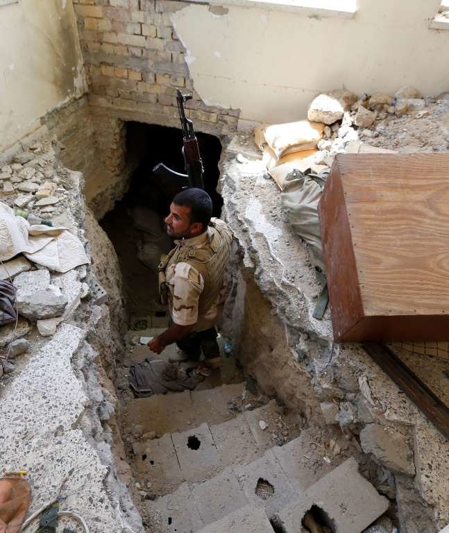 Lối vào một căn hầm của IS tại vùng nogaij ô Fallujah, Iraq - Ảnh: Reuters