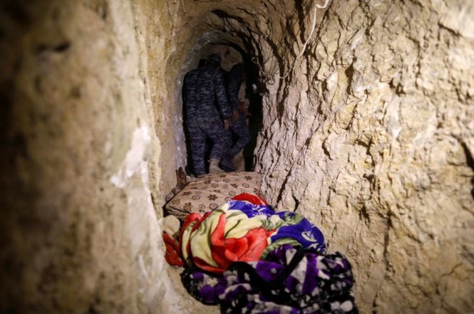 Chăn nệm đám phiến quân IS bỏ lại trong hầm của chúng tại ngoại ô Albu Saif, phía nam Mosul, Iraq - Ảnh: Reuters