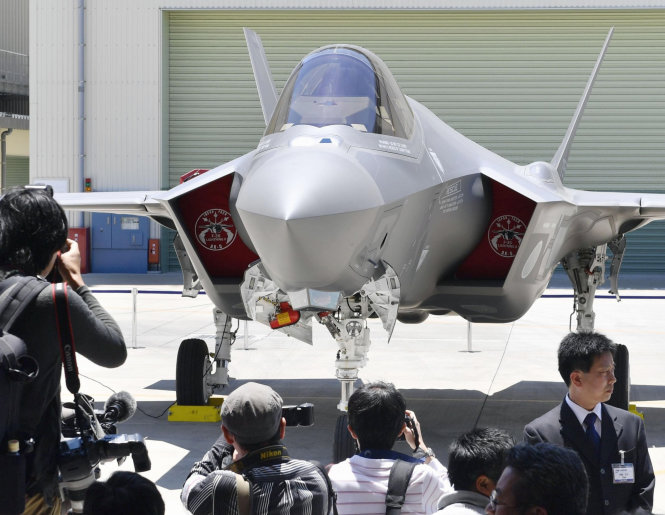 Chiến đấu cơ F-35 đầu tiên được lắp ráp tại Nhật Bản được Mitsubishi Heavy Industries giới thiệu hồi đầu 6-2017 - Ảnh: Kyodo