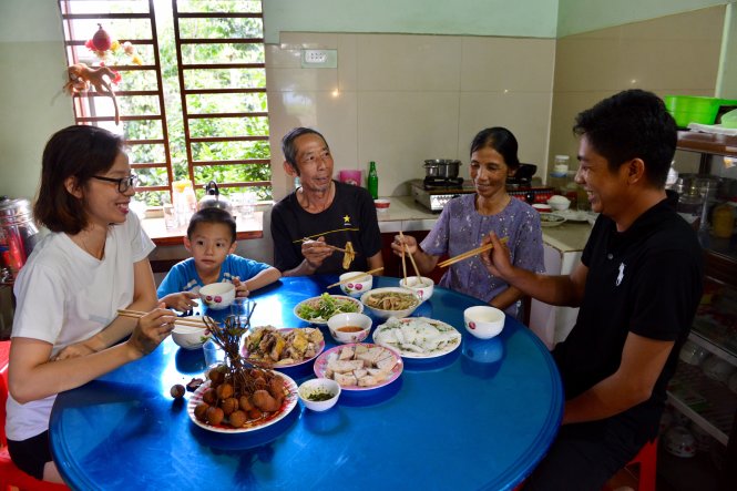 Bữa cơm gia đình là lúc để gia đình đoàn tụ và vui vẻ bên nhau - Ảnh: Duyên Phan