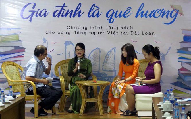 Cô Trần Thị Hoàng Phượng (thứ 2 từ trái) đang kể về những hoạt động của người phụ nữ Việt Nam tại Đài Loan - Ảnh: L.Điền