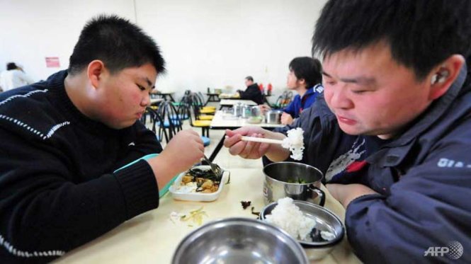 Các bệnh nhân ăn trưa tại một viện giảm cân ở Thiên Tân, Trung Quốc - Ảnh: AFP