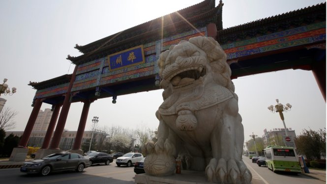 Cổng chào tại huyện Hùng, tỉnh Hà Bắc, nơi được chọn để xây dựng TP Tân Hùng - Ảnh: Reuters