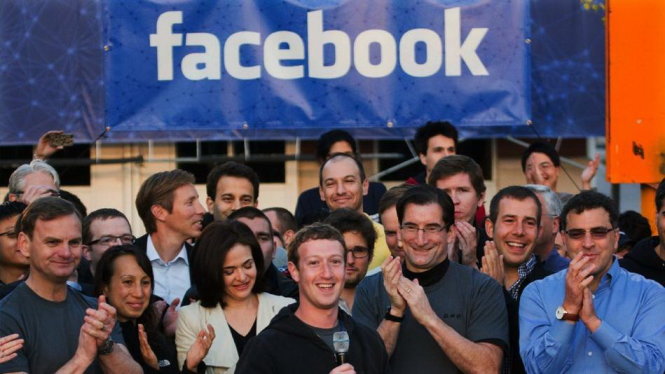 Giám đốc điều hành Mark Zuckerberg (giữa) rung chuông mở cửa sàn giao dịch Nasdaq nhân sự kiện Facebook phát hành cổ phiếu lần đầu ra công chúng (IPO) ngày 17-5- 2012 - Ảnh: Reuters