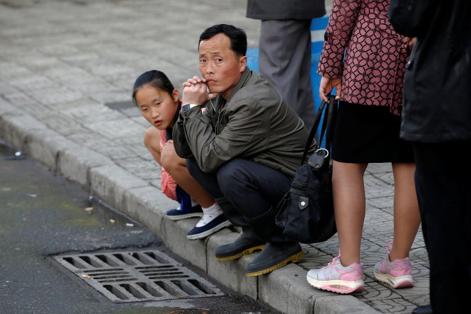 Người dân Triều Tiên chờ xe buýt ở thủ đô Bình Nhưỡng - Ảnh: Reuters