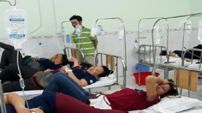 Các công nhân nghi bị ngộ độc thực phẩm được theo dõi tại Phòng khám đa khoa Ngân Hà (huyện Bàu Bàng, tỉnh Bình Dương) - Ảnh: T.V