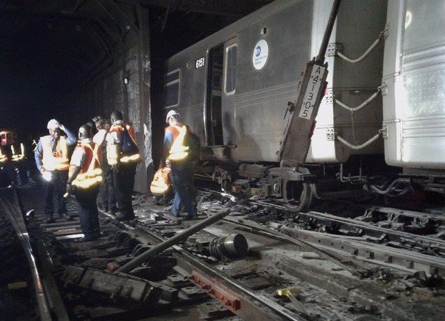 Lực lượng cứu hộ tại hiện trường vụ tàu trật đường ray ở New York sáng 27-6 - Ảnh chụp lại màn hình