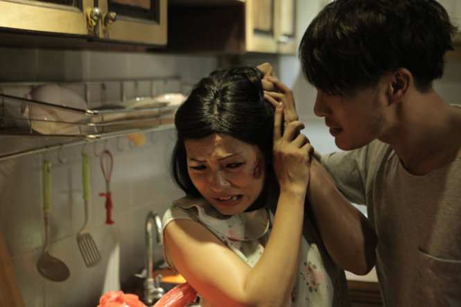 Một cảnh Trương Thanh Long bạo hành Phương Thanh trong phim ngắn Buông tay đi