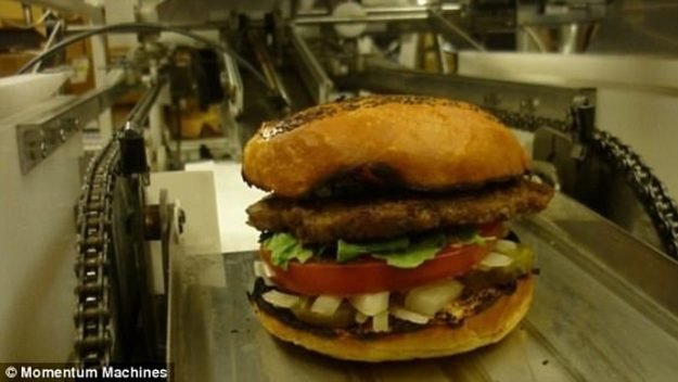 Robot hoàn tất mọi khâu trong việc làm ra một chiếc bánh mì burger phục vụ thực khách với công suất lên tới 400 chiếc/giờ - Ảnh: Momentum Machines