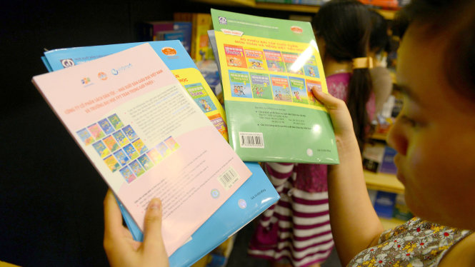 NXB Giáo Dục đã có tem chống giả riêng và lo ngại việc dán tem chung sẽ làm tăng chi phí sách giáo khoa - Ảnh: Quang Định