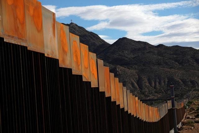Một khu vực rào chắn mới được dựng lên ở biên giới Mỹ - Mexico - Ảnh: Reuters