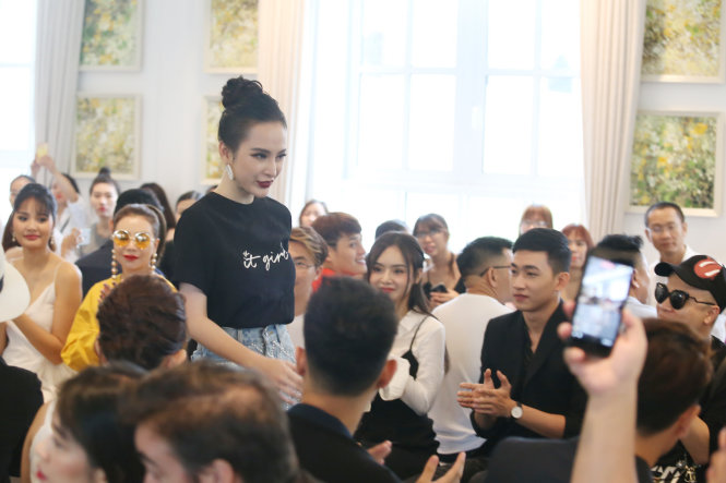 Angela Phương Trinh lần đầu ra mắt với vai trò nhà thiết kế trẻ - Ảnh: GIA TIẾN