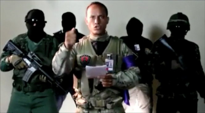 Người xưng tên Oscar Perez thực thi vụ tấn công hai cơ quan công quyền bằng trực thăng lấy cắp - Ảnh: Reuters