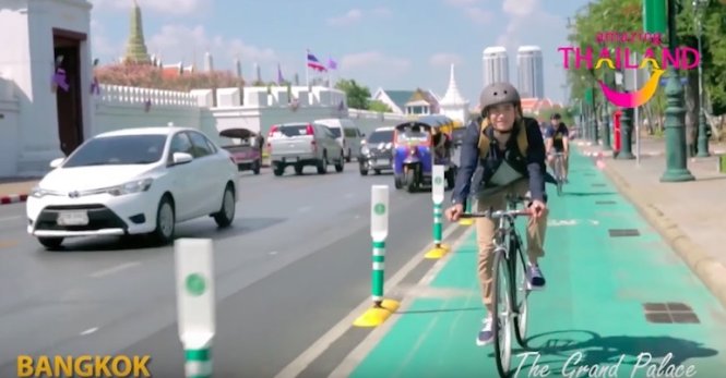 Diễn viên Mario Maurer đạp xe ở làn đường dành cho xe đạp ở Bangkok trong một quảng cáo du lịch Thái Lan - Ảnh chụp từ youtube