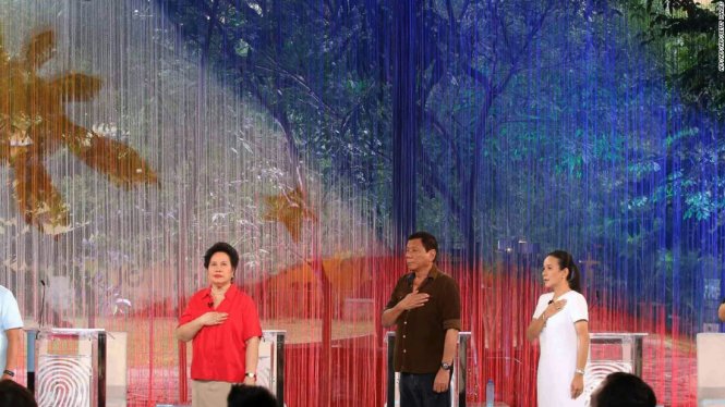 Tổng thống Philippines, ông Rodrigo Duterte, hát quốc ca trước phiên tranh luận trước thời điểm ông đắc cử tháng 4-2016 - Ảnh: CNN