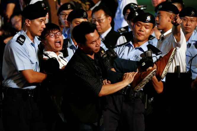 Thủ lĩnh sinh viên Hoàng Chi Phong la hét khi anh bị cảnh sát bắt sau khi tổ chức biểu tình tại Hong Kong ngày 28-6 - Ảnh: Reuters