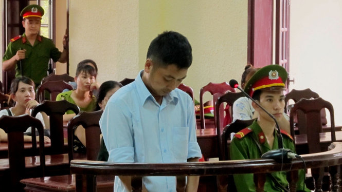 Nguyễn Quang Vũ tại phiên xử sơ thẩm của TAND tỉnh Quảng Trị ngày 29-6 - Ảnh: Q.LÊ