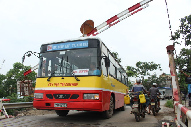 Từ cuối tháng 4-2017, tuyến buýt số 94 Giáp Bát - Kim Bài được đưa vào hoạt động, các xe buýt buộc phải đi qua cầu Chiếc nhưng chiều cao lại lớn hơn 2,1m. Vậy nên, đơn vị quản lý cầu phải đánh cho mỗi xe buýt một chiếc chìa khóa mở barie để xe buýt lưu thông qua cầu. ảnh : CHÍ TUỆ