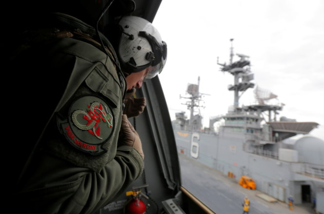 Binh sĩ Mỹ trên máy bay MV-22B Osprey nhìn xuống tàu chiến USS Bonhomme Richard đang hoạt động ngoài khơi Sydney (Úc) ngày 29-6 - Ảnh: Reuters