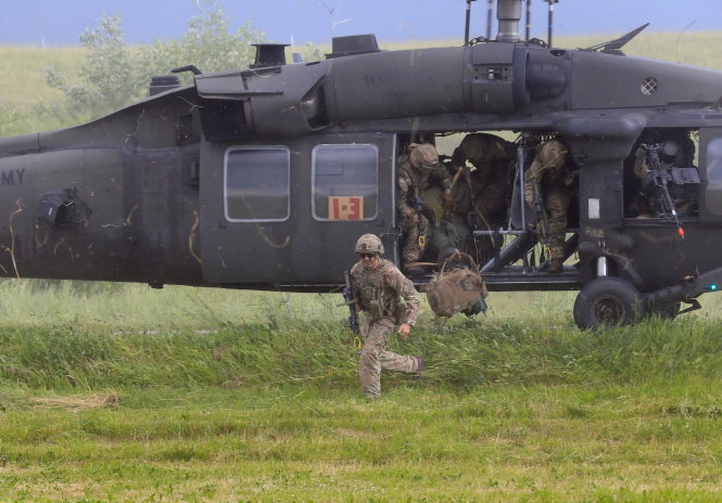 Binh sĩ Mỹ trong một cuộc tập trận của NATO với trực thăng ở Mikyciai, Lithuania ngày 17-6 - Ảnh: Reuters
