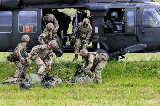 Binh sĩ Mỹ trong một cuộc tập trận của NATO với trực thăng - Ảnh: Reuters
