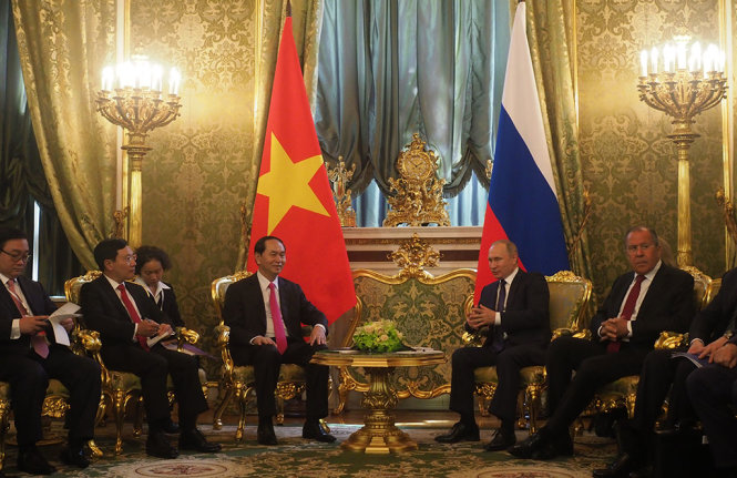 Chủ tịch nước Trần Đại Quang gặp hẹp Tổng thống Putin tại điện Kremlin chiều 29-6 trước khi tiến hai bên tiến hành hội đàm chính thức - Ảnh: QUỲNH TRUNG